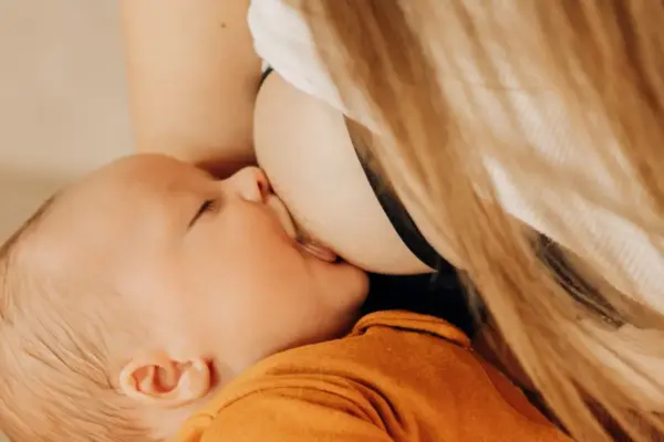 Madre amamantando a su bebé en brazos